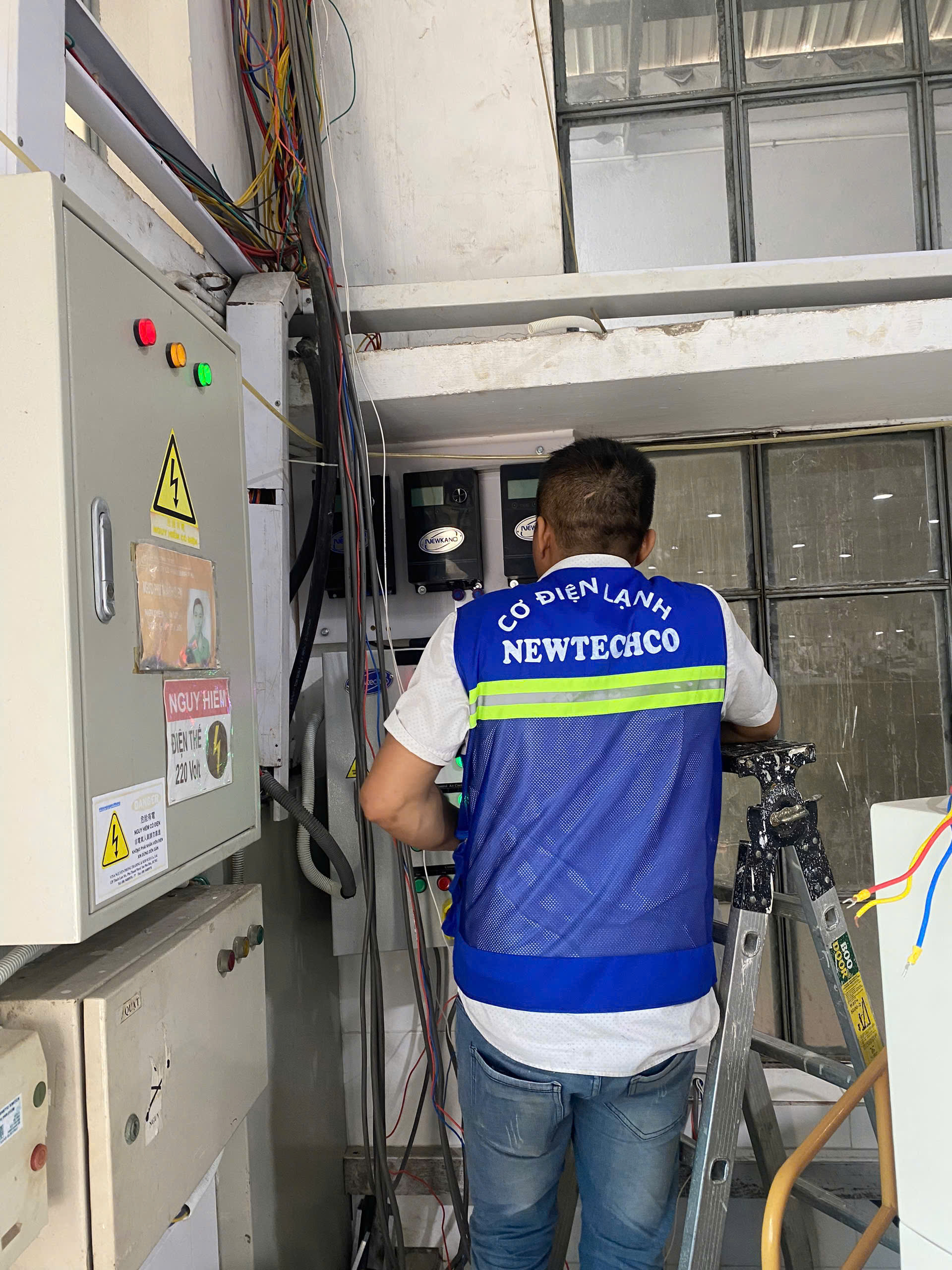 Tủ điện máy làm mát hơi nước